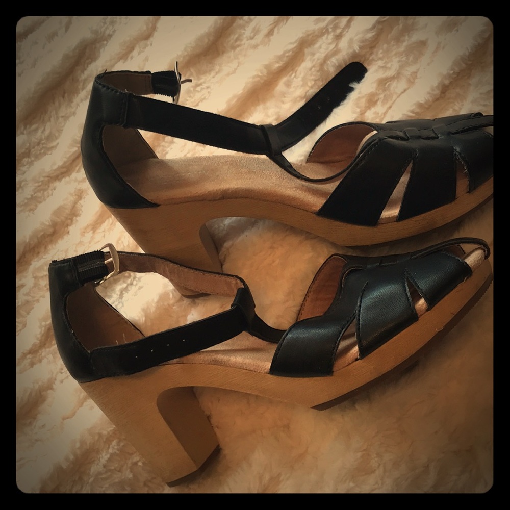 Platform style sandal